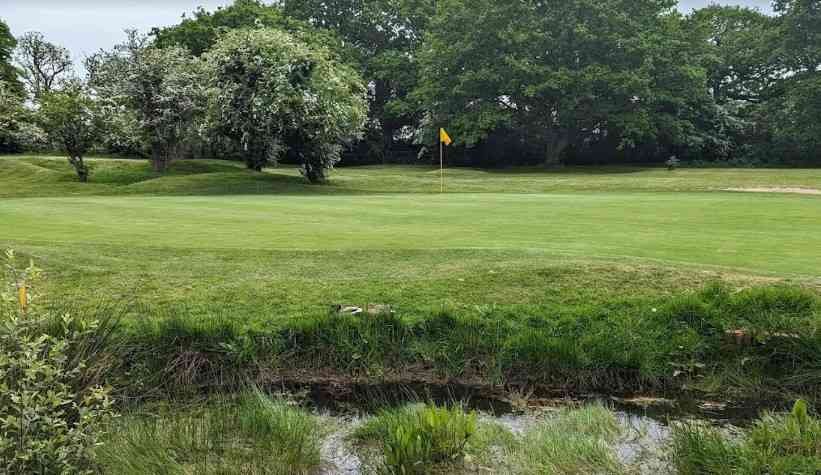 Mitcham Golf Club: A Premier Golfing Destination